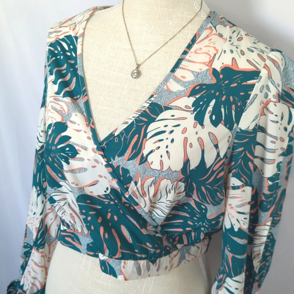 NASTY GAL Palm Print Cropped Top  NWT (Size 12) - Picture 2 of 8